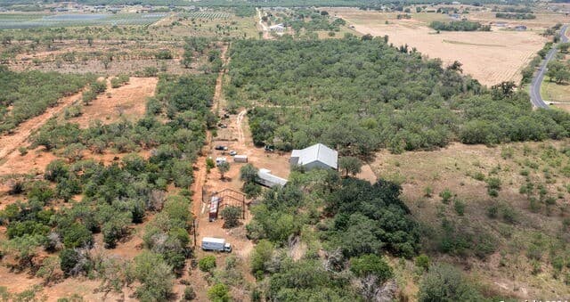 3-bedroom rental at 10.5+- AC 19366 Benton City Rd in Somerset, TX — photo 4