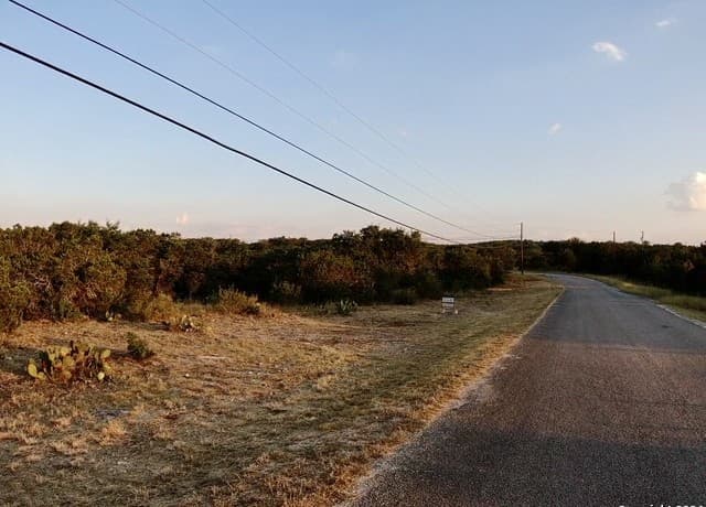 rental at 314 County Road 2744 in Mico, TX — photo 4