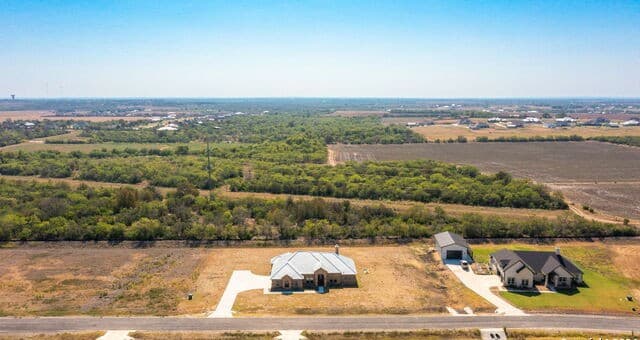 4-bedroom rental at 321 Farmhouse Drive in Marion, TX — photo 3