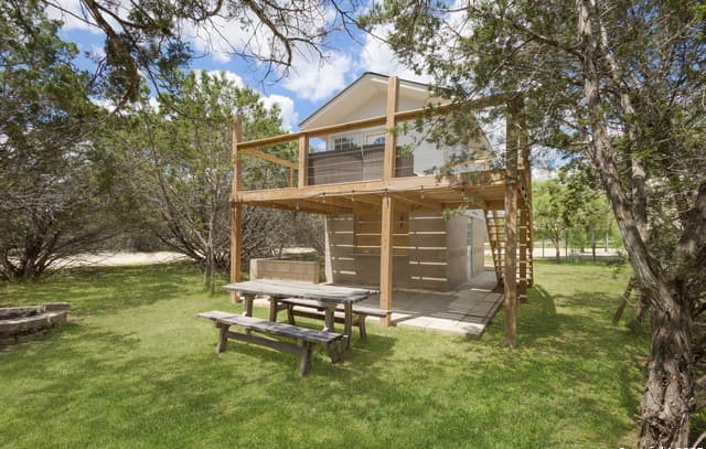 3-bedroom rental at 133 Lakeshore Ct in Bandera, TX — photo 1