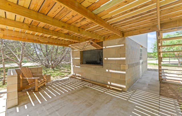 3-bedroom rental at 133 Lakeshore Ct in Bandera, TX — photo 4