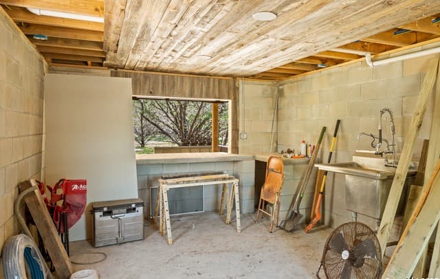 3-bedroom rental at 133 Lakeshore Ct in Bandera, TX — photo 5