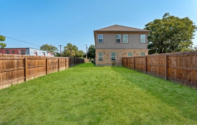 rental at 401 Aubrey St in Natalia, TX — photo 2