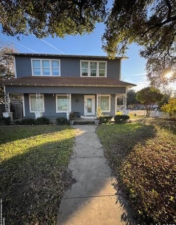 5-bedroom rental at 300 E Church St in Three Rivers, TX — photo 1