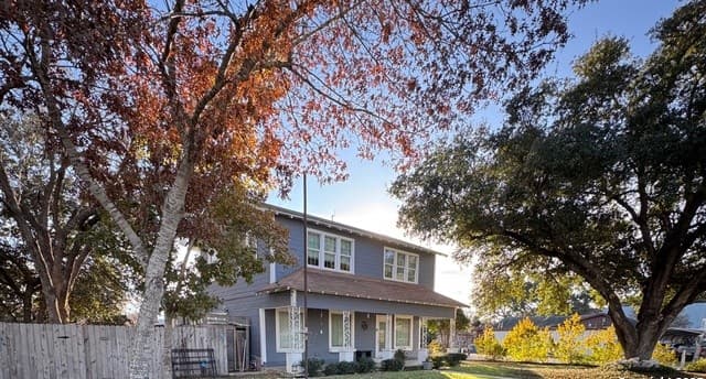 5-bedroom rental at 300 E Church St in Three Rivers, TX — photo 3