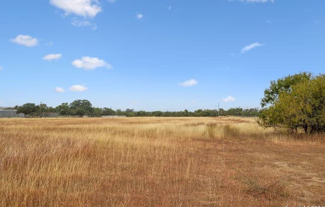 rental at 000 Youngsford Rd in Marion, TX — photo 3