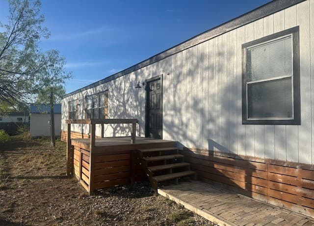 3-bedroom rental at 1102 Magnolia St in Jourdanton, TX — photo 1