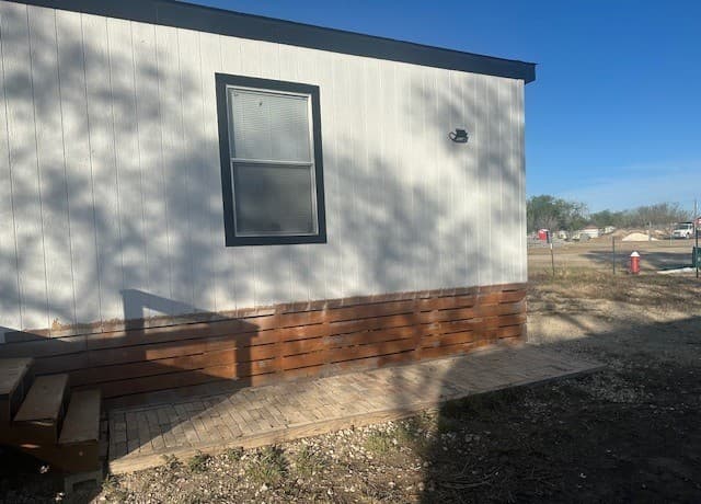 3-bedroom rental at 1102 Magnolia St in Jourdanton, TX — photo 3