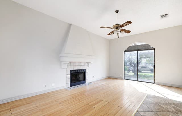 3-bedroom rental at 5986 Sunrise Bend Dr in San Antonio, TX — photo 2