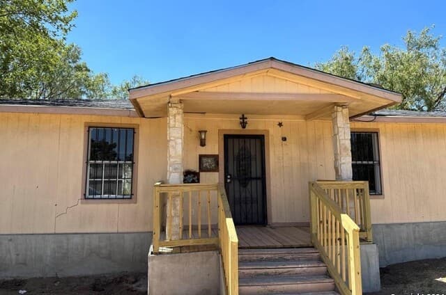 3-bedroom rental at 10765 State Highway 16 in Poteet, TX — photo 2