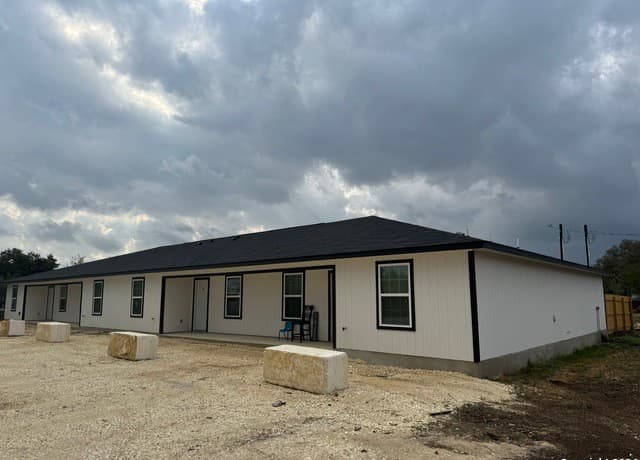 rental at 1006 County Road 4516 in San Antonio, TX — photo 1