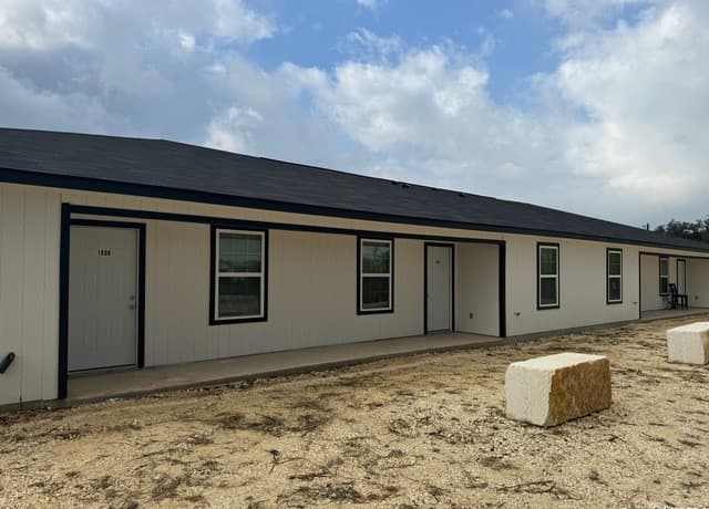 rental at 1006 County Road 4516 in San Antonio, TX — photo 2