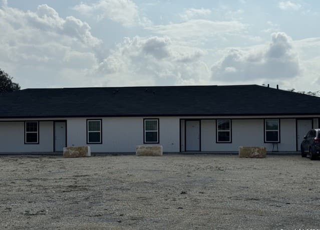 rental at 1006 County Road 4516 in San Antonio, TX — photo 3