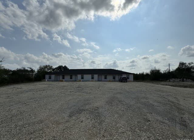 rental at 1006 County Road 4516 in San Antonio, TX — photo 4