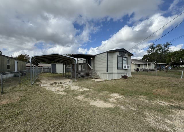 2-bedroom rental at 1217 Southway in Pleasanton, TX — photo 2