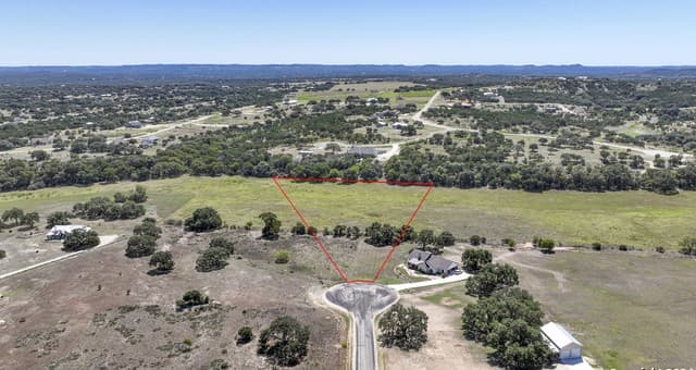 3-bedroom rental at 731 Salt Grass Trail in Bandera, TX — photo 2