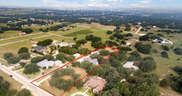3-bedroom rental at 732 Salt Grass Trail in Bandera, TX — photo 5