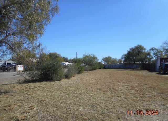 rental at 1214 Magnolia in Jourdanton, TX — photo 1