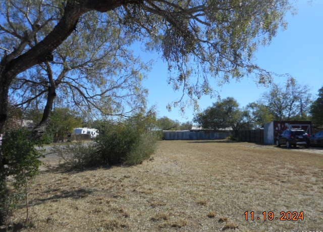 rental at 1214 Magnolia in Jourdanton, TX — photo 2