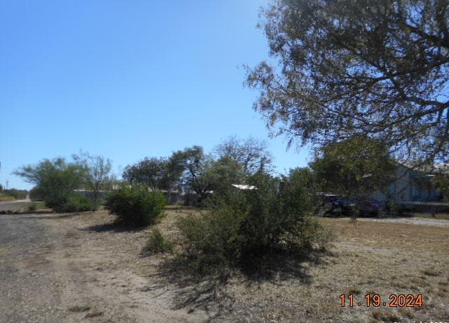 rental at 1214 Magnolia in Jourdanton, TX — photo 3