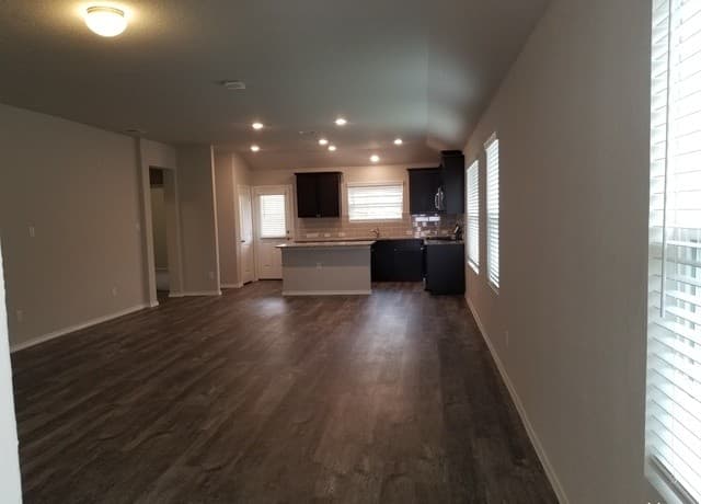 4-bedroom rental at 10403 Midsummer Meadow in Converse, TX — photo 5