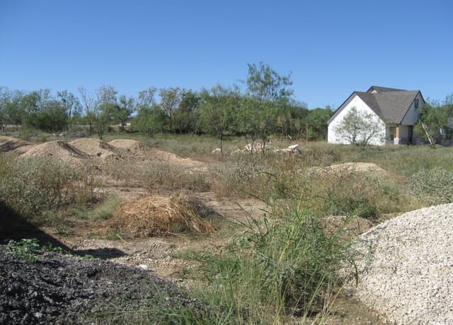 rental at 754 Cr 6843 in Lytle, TX — photo 2