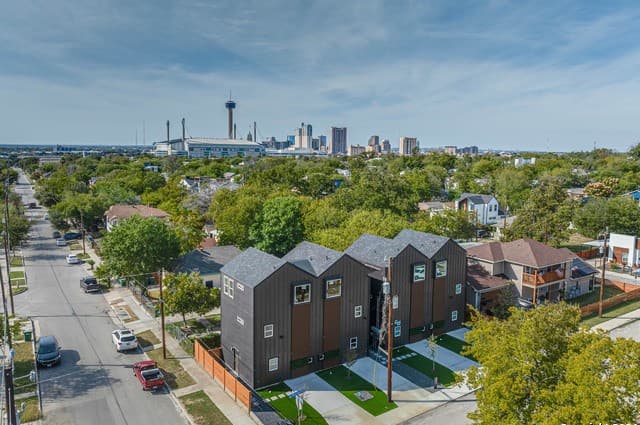 3-bedroom rental at 531 S Monumental Unit 1101 in San Antonio, TX — photo 2