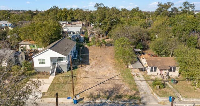 rental at 1827 Center St in San Antonio, TX — photo 2