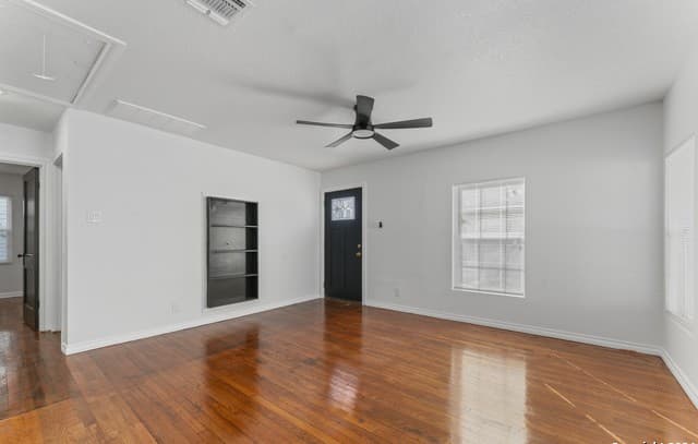 3-bedroom rental at 611 Kirk Pl in San Antonio, TX — photo 5