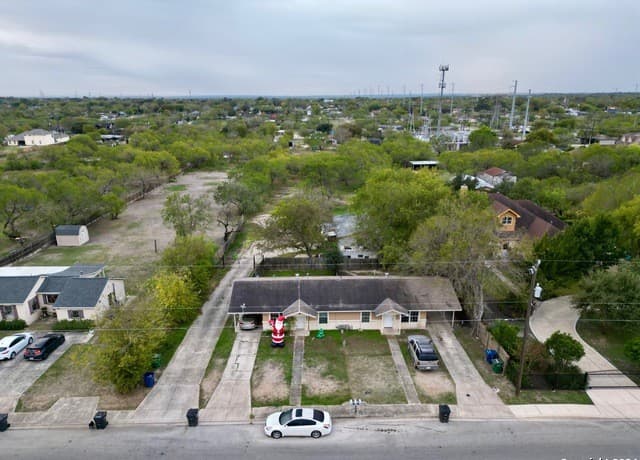 rental at 228 W Ansley Blvd in San Antonio, TX — photo 2