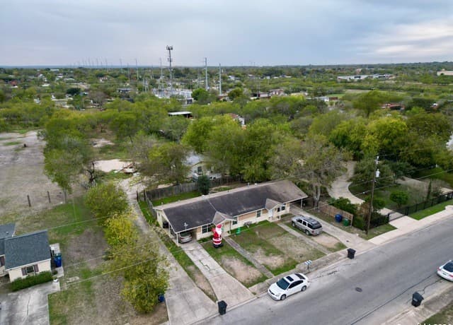 rental at 228 W Ansley Blvd in San Antonio, TX — photo 3