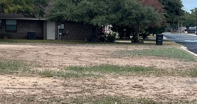 rental at 702 34th Street in Hondo, TX — photo 1