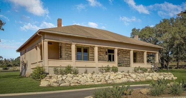 2-bedroom rental at 24626 Cliff Line in San Antonio, TX — photo 2