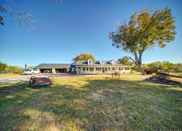 4-bedroom rental at 3010 E FM 1518 South in St Hedwig, TX — photo 1