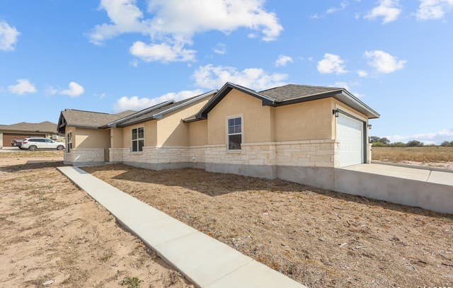 3-bedroom rental at 30 Log Cabin Way in Poteet, TX — photo 3