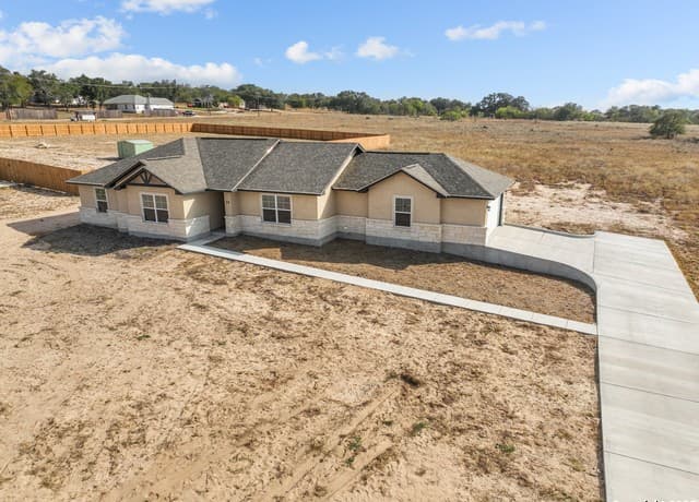 3-bedroom rental at 30 Log Cabin Way in Poteet, TX — photo 4