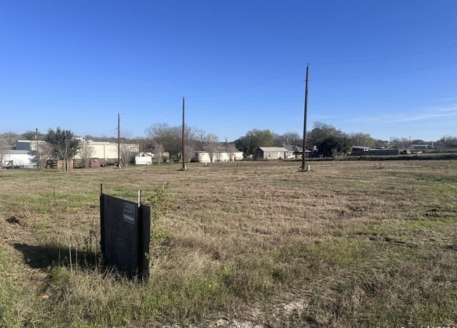 rental at 610 S 8th St in Stockdale, TX — photo 1