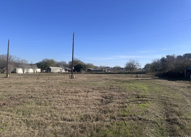 rental at 610 S 8th St in Stockdale, TX — photo 2