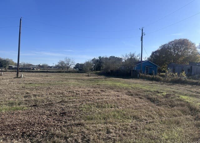 rental at 610 S 8th St in Stockdale, TX — photo 3