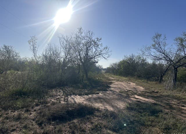 rental at 5870 County Road 405 in Floresville, TX — photo 1