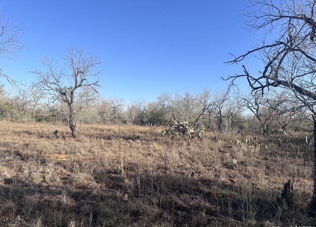 rental at 5870 County Road 405 in Floresville, TX — photo 5