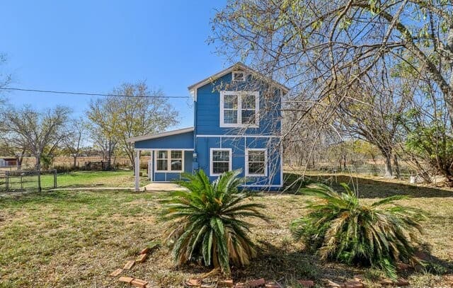 4-bedroom rental at 132 Renfro Dr in Devine, TX — photo 3