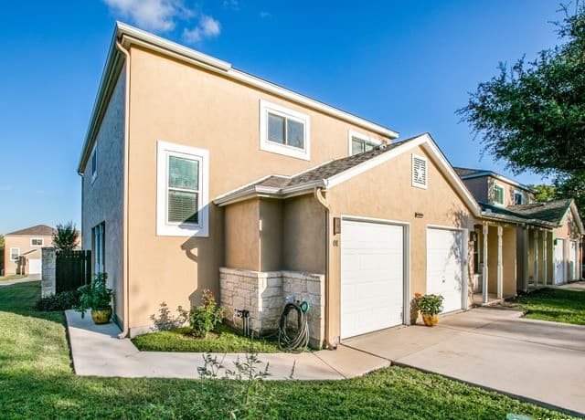 3-bedroom rental at 3202 Eisenhauer Rd Unit 101 in San Antonio, TX — photo 1