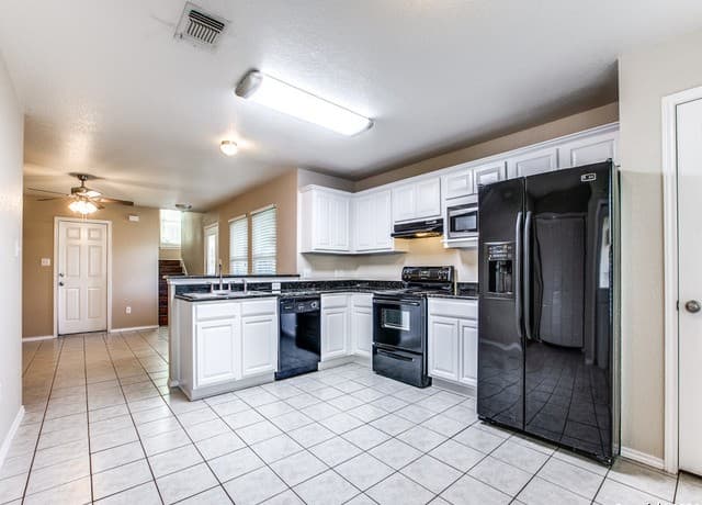 3-bedroom rental at 3202 Eisenhauer Rd Unit 101 in San Antonio, TX — photo 4