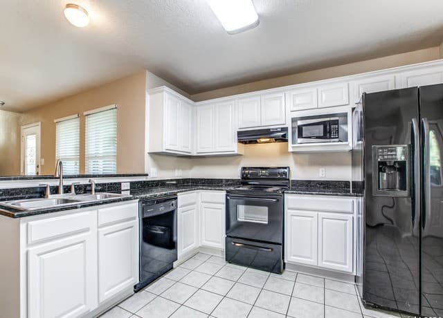 3-bedroom rental at 3202 Eisenhauer Rd Unit 101 in San Antonio, TX — photo 5