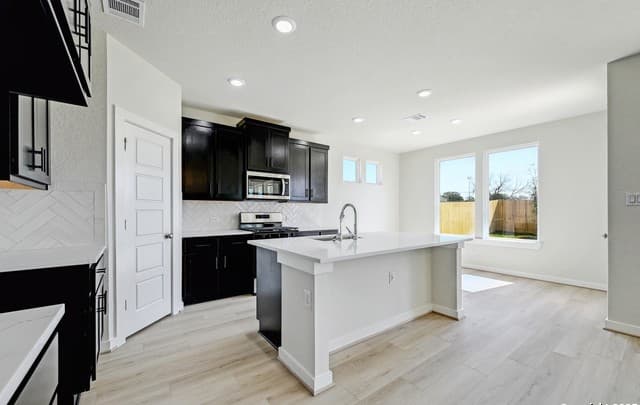 3-bedroom rental at 6002 Calgary Park in San Antonio, TX — photo 3