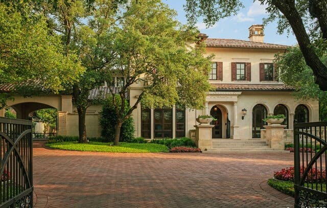 4-bedroom rental at 200 Geneseo Rd in Terrell Hills, TX — photo 1