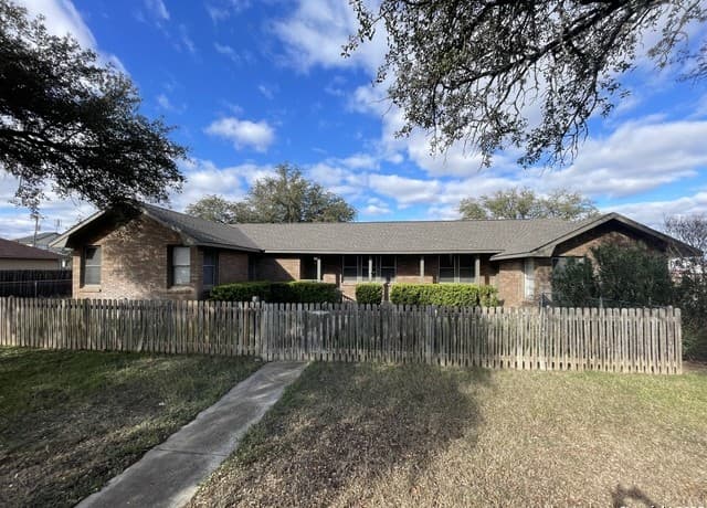 3-bedroom rental at 506 30th St in Hondo, TX — photo 1