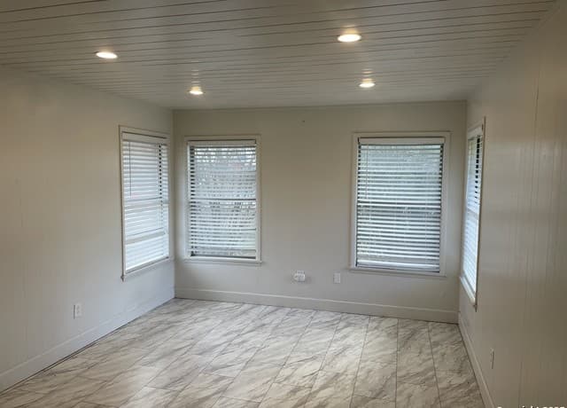 3-bedroom rental at 506 30th St in Hondo, TX — photo 4