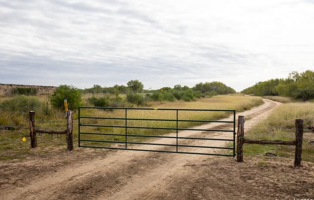 rental at 6 Fm 1581 in Pearsall, TX — photo 3